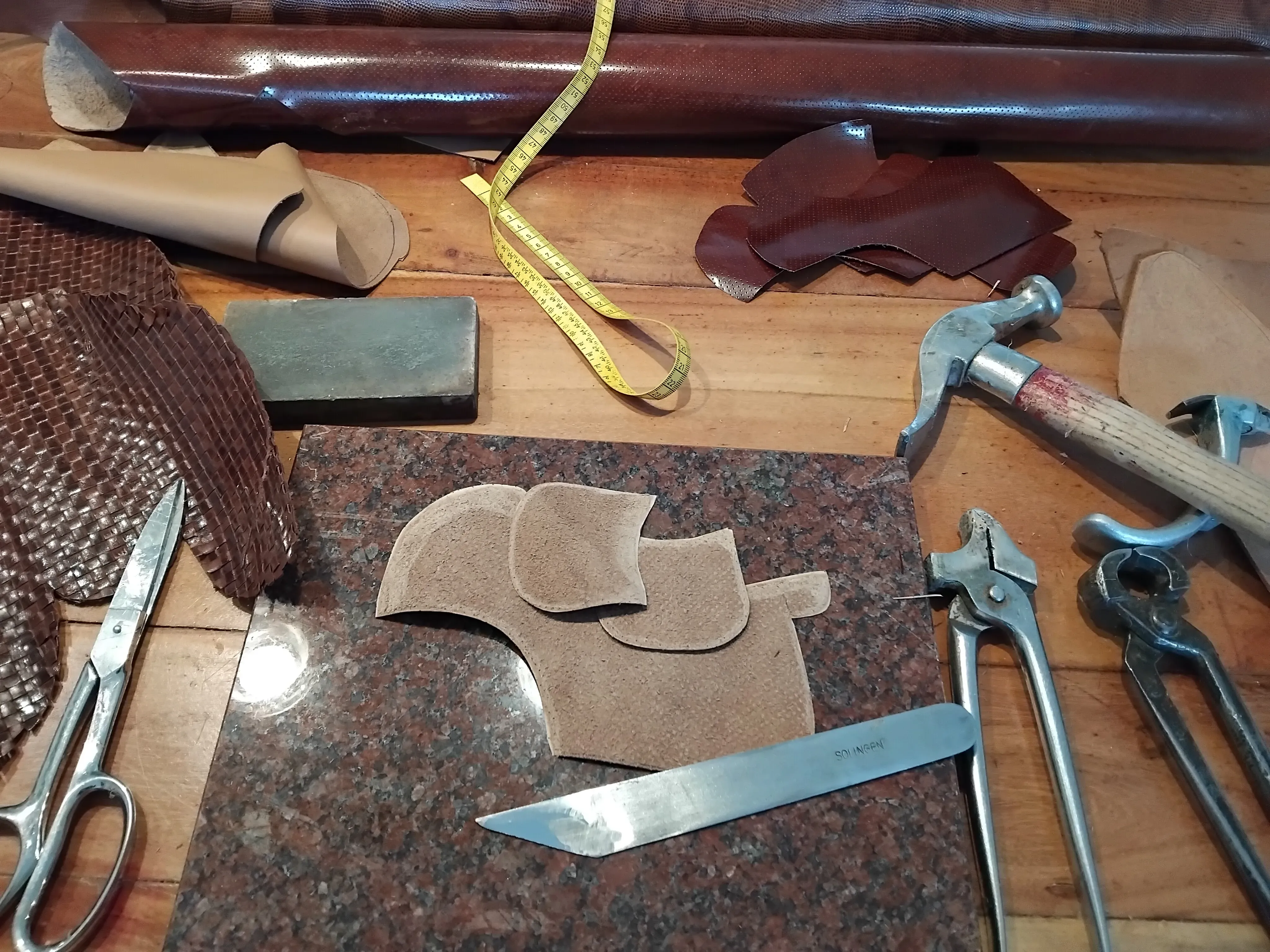 Schoenmaker aan het werk