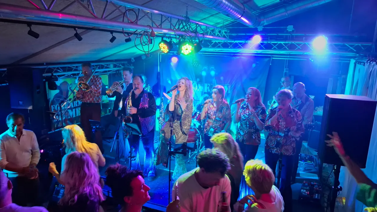 Discosonic Live Show bij Foxfarm met dansend publiek