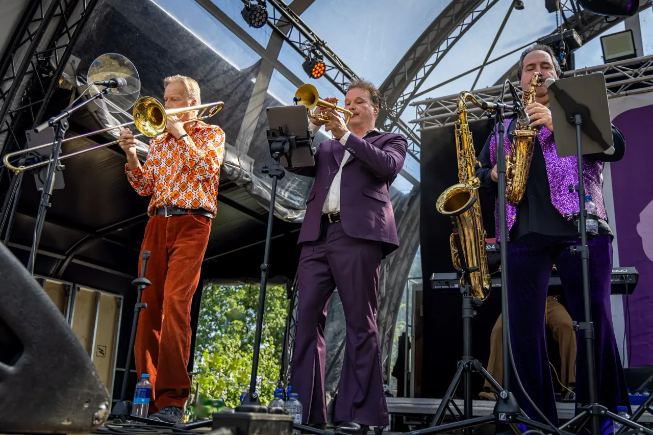 Discosonic Bandoverzicht live op het podium