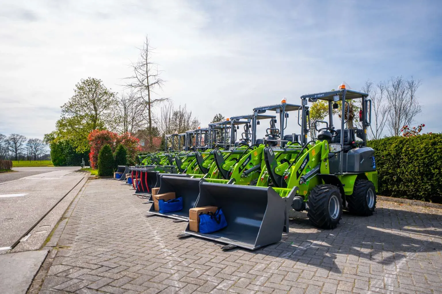 VL Machinery E-Kraft minishovel en Knegt tractor